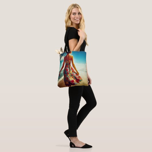 Lady Walking op het strand Tote Bag (Op model)