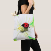 Ladybird op een White Flower Painting Tote Bag (Dichtbij)