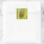 Ladybird op gras, close-up vierkante sticker (Tas)