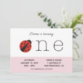 Ladybug eerste verjaardaguitnodiging in roze kaart (Staand voorkant)