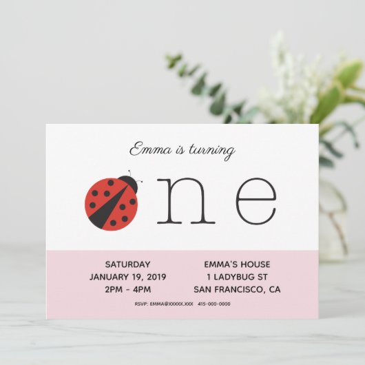 Ladybug eerste verjaardaguitnodiging in roze kaart (Staand voorkant)