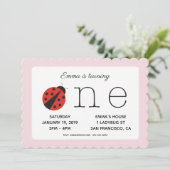 Ladybug eerste verjaardaguitnodiging in roze kaart (Staand voorkant)