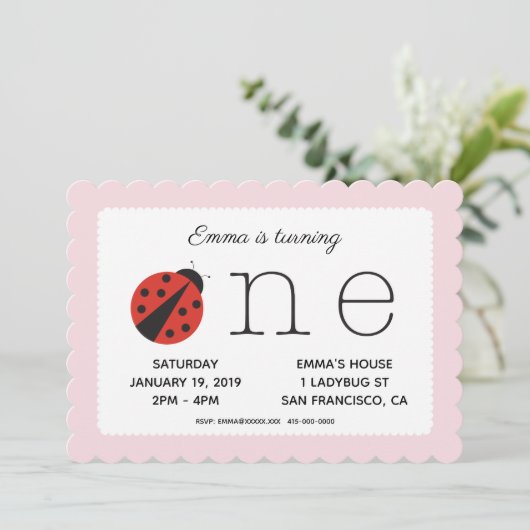 Ladybug eerste verjaardaguitnodiging in roze kaart (Staand voorkant)