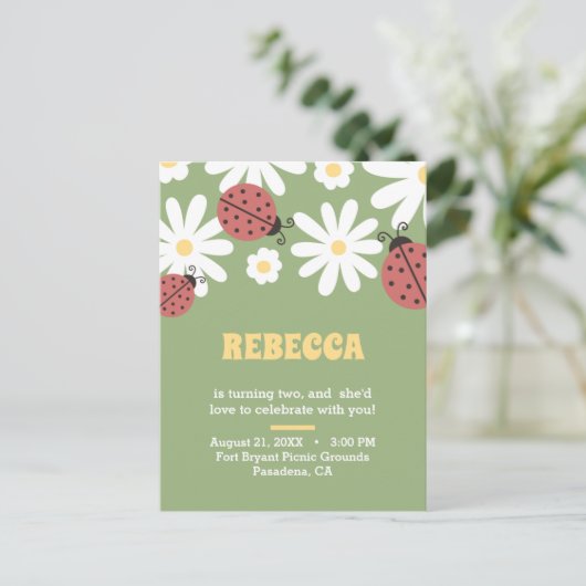 Ladybug en griezeligheid ter gelegenheid van de ge uitnodiging briefkaart (Staand voorkant)