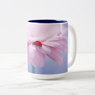 Ladybug en roze Gerbera Daisy Two Tone Mok