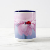 Ladybug en roze Gerbera Daisy Two Tone Mok (Center)