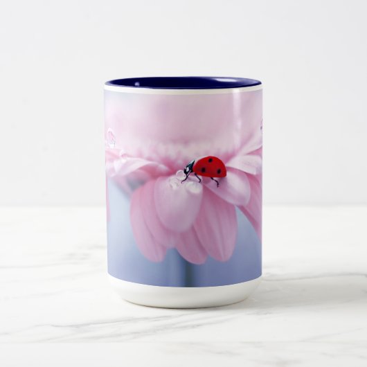 Ladybug en roze Gerbera Daisy Two Tone Mok (Center)