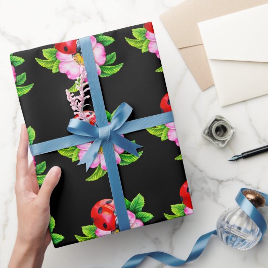 Ladybug Floral Black Wrapping Paper Cadeaupapier (Geschenken)