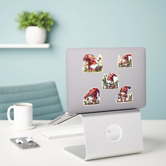 LadyBug Gnome Life Stickers (Laptop op bureau)