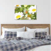 Ladybug in een Daisy Garden Canvas Afdruk (Insitu (Slaapkamer))