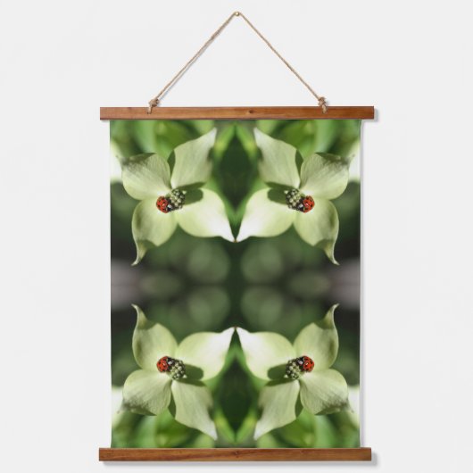 Ladybug in White Dogwood Flower Abstract Hangend Wandkleed (Voorkant)