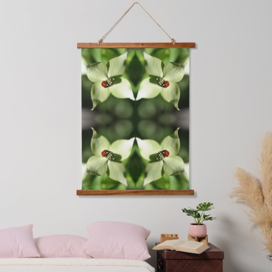 Ladybug in White Dogwood Flower Abstract Hangend Wandkleed (Slaapkamer)