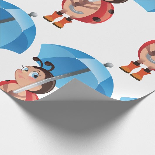 Ladybug onder een overkoepelend omslagpapier cadeaupapier