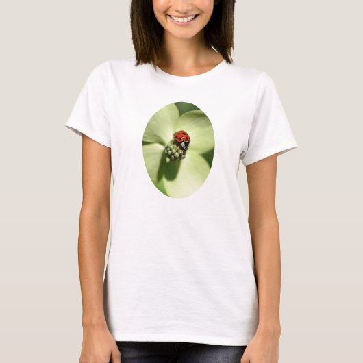 Ladybug op Dogwood Flower Natuur T-shirt (Voorkant)