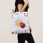 Ladybug op een Daisy Tote Bag (Dichtbij)