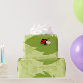 Ladybug op een leppapier cadeaupapier