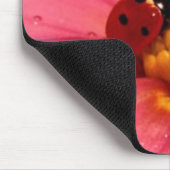 Ladybug op een roze Daisy Muismat (Hoek)