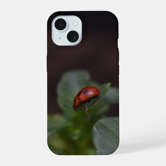 Ladybug op Flowers iPhone 15 Case (Achterkant)