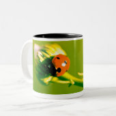 Ladybug op sprig tweekleurige koffiemok (Voorkant links)