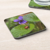 Ladybug op Sweet Violet Flowers Bier Onderzetter (Linkerzijde)