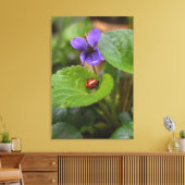 Ladybug op Sweet Violet Flowers Canvas Afdruk (Insitu (Woonkamer))