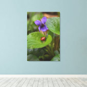 Ladybug op Sweet Violet Flowers Canvas Afdruk (Insitu (Houten vloer))