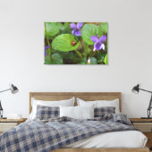 Ladybug op Sweet Violet Flowers Canvas Afdruk (Insitu (Slaapkamer))