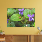 Ladybug op Sweet Violet Flowers Canvas Afdruk (Insitu (Woonkamer))