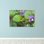 Ladybug op Sweet Violet Flowers Canvas Afdruk (Insitu (Houten vloer))
