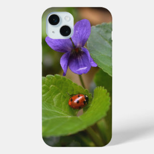 Ladybug op Sweet Violet Flowers iPhone 15 Mini Hoesje