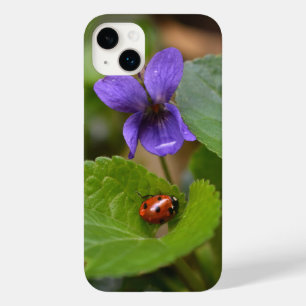 Ladybug op Sweet Violet Flowers Case-Mate iPhone 14 Plus Hoesje