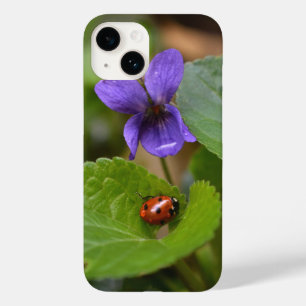 Ladybug op Sweet Violet Flowers Case-Mate iPhone 14 Hoesje