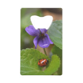 Ladybug op Sweet Violet Flowers Creditkaart Flessenopener (Voorkant)