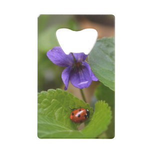 Ladybug op Sweet Violet Flowers Creditkaart Flessenopener