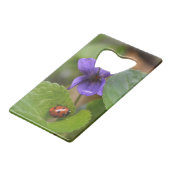 Ladybug op Sweet Violet Flowers Creditkaart Flessenopener (Achterkant Gekanteld)