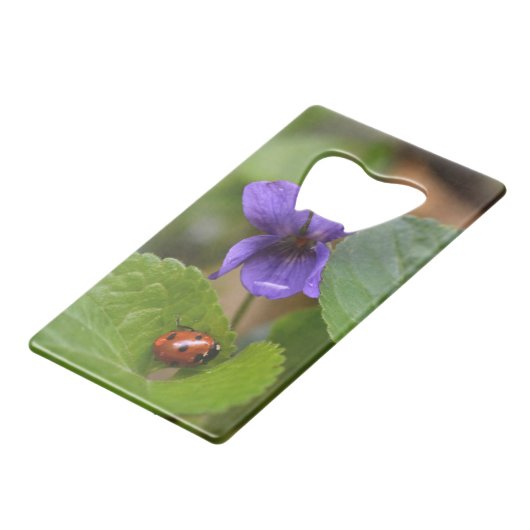 Ladybug op Sweet Violet Flowers Creditkaart Flessenopener (Achterkant Gekanteld)