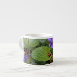 Ladybug op Sweet Violet Flowers Espresso Kop