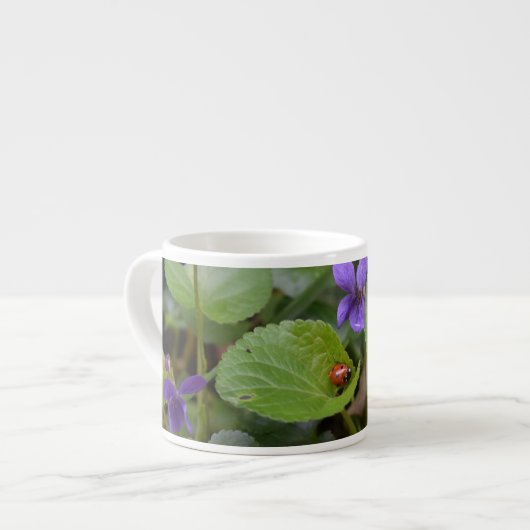 Ladybug op Sweet Violet Flowers Espresso Kop (Links)