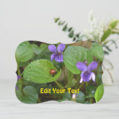 Ladybug op Sweet Violet Flowers Feestdagenkaart (Staand voorkant)