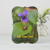 Ladybug op Sweet Violet Flowers Feestdagenkaart (Staand voorkant)