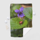 Ladybug op Sweet Violet Flowers Golfhanddoek (Insitu)
