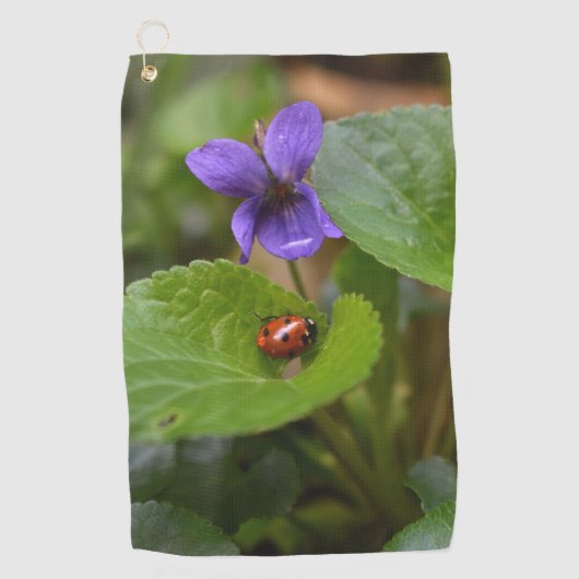 Ladybug op Sweet Violet Flowers Golfhanddoek (Voorkant)