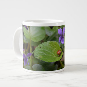 Ladybug op Sweet Violet Flowers Grote Koffiekop