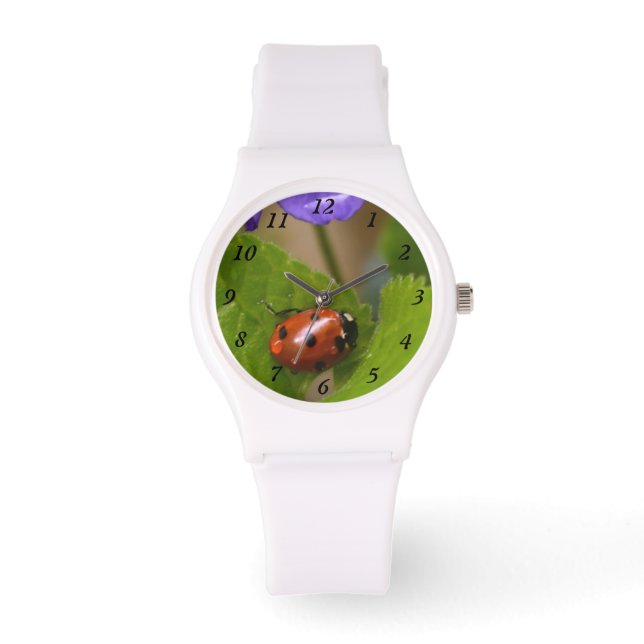 Ladybug op Sweet Violet Flowers Horloge (Voorkant)