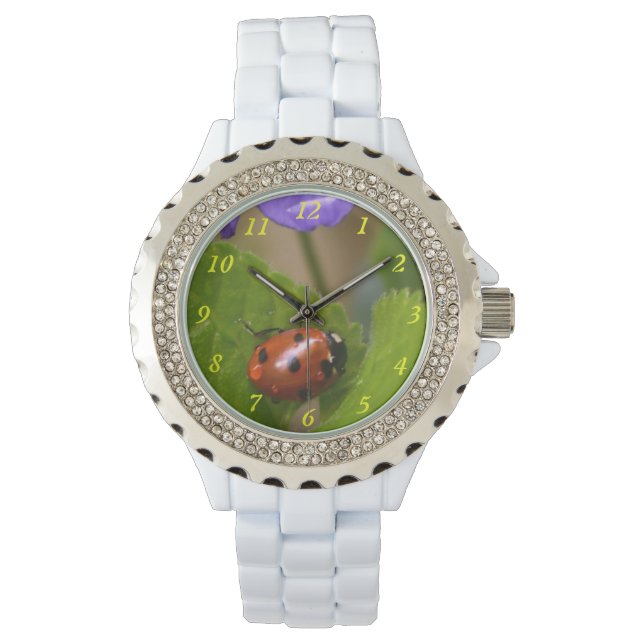 Ladybug op Sweet Violet Flowers Horloge (Voorkant)
