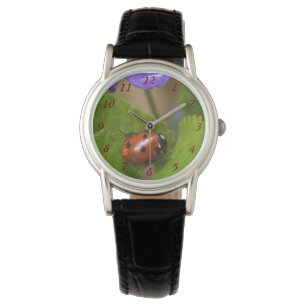 Ladybug op Sweet Violet Flowers Horloge