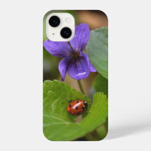 Ladybug op Sweet Violet Flowers iPhone 14 Hoesje