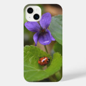 Ladybug op Sweet Violet Flowers iPhone Hoesje (Achterkant)