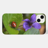 Ladybug op Sweet Violet Flowers iPhone Hoesje (Achterkant horizontaal)