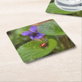 Ladybug op Sweet Violet Flowers Kartonnen Onderzetters (Schuin)